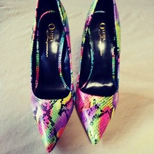 Faux snakeskin multiple color pumps